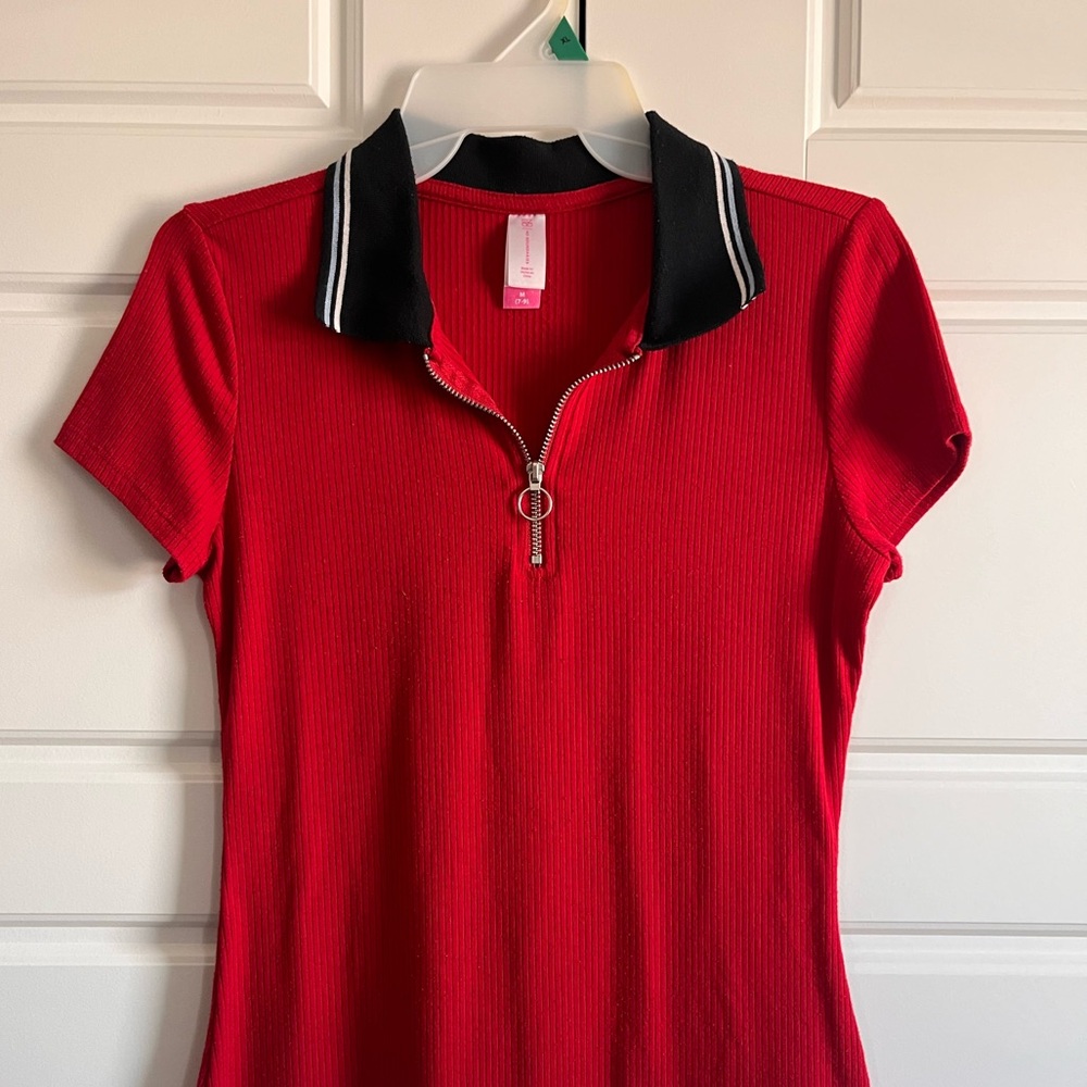 TRENDY RED SHIRT WITH BLUE COLLAR SIZE MEDIUM